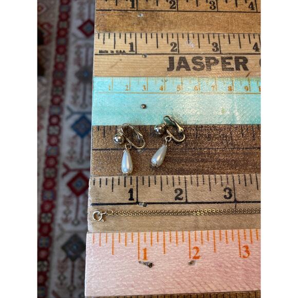 Vtg Sarah Coventry Pearl Clip On Teardrop Gold Tone Necklace & Earrings Set - Picture 10 of 10